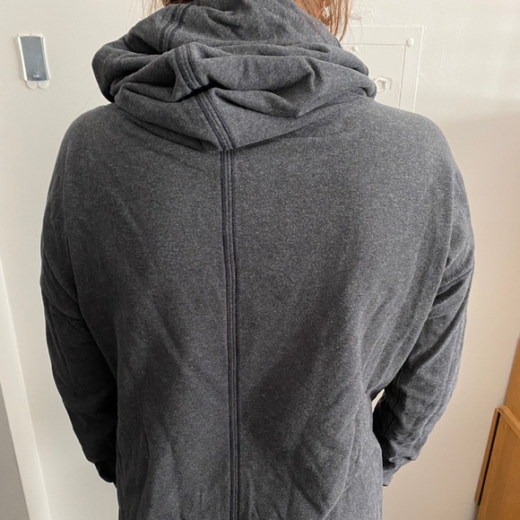 Lululemon turtleneck sweatshirt - Picture 2 of 4